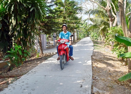 Con đường đan thuộc ấp Long Thuận A được hình thành trong niềm hân hoan của người dân nơi đây.