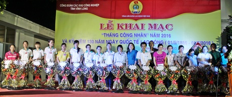 Nhiều phần quà thiết thực do LĐLĐ tỉnh và các doanh nghiệp trao tặng cho công nhân.