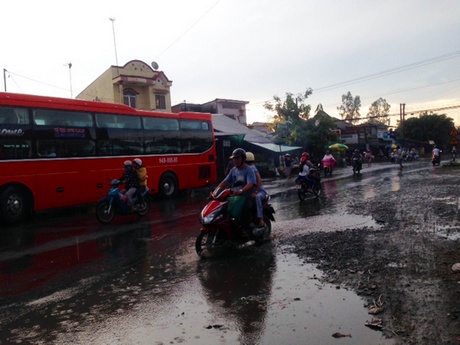 Mưa xuất hiện tại khu vực chợ xã Tân An Luông (Vũng Liêm).