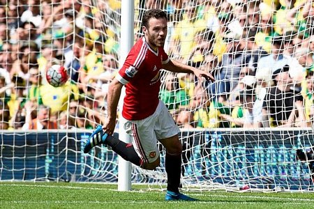 Bàn thắng của Juan Mata thắp lại hy vọng lọt vào top 4 của đội chủ sân Old Trafford. Ảnh: Mirror.