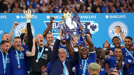 HLV Ranieri và đội trưởng Wes Morgan giơ cao cúp vô địch trên sân King Power. Ảnh: Reuters