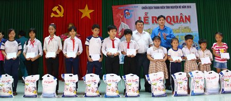 Trao học bổng và quà cho học sinh nghèo hiếu học