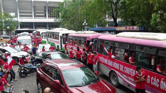 6 xe buýt, 14 ô tô cùng hàng trăm xe máy được CĐV Hải Phòng dùng làm phương tiện đi cổ vũ đội nhà