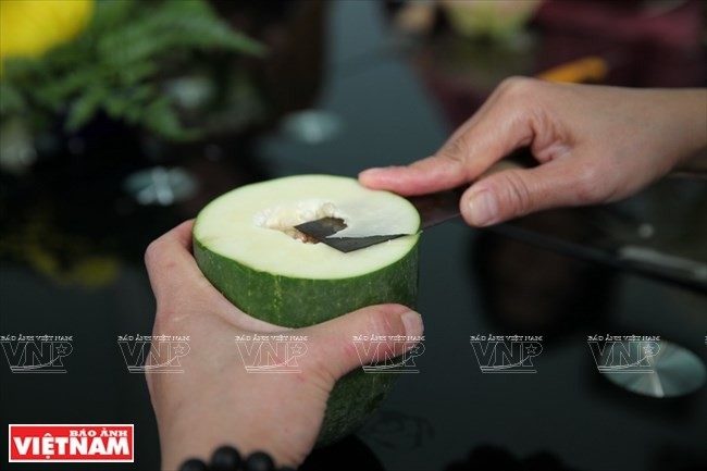 Những bước đầu của công đoạn cắt tỉa hoa đu đủ.