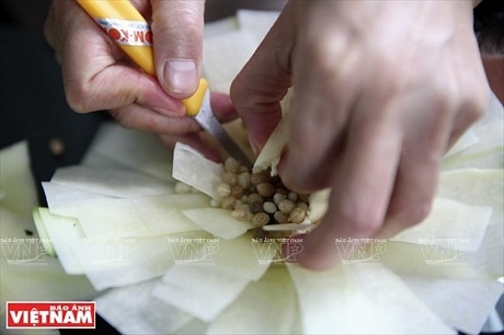 Công đoạn tách bỏ lõi quả đu đủ để tạo nhụy cho hoa.