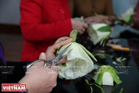 Công đoạn cắt tỉa cánh hoa.