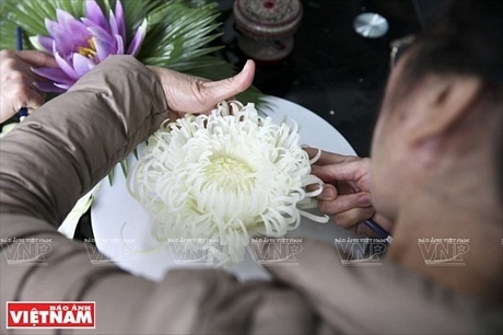 Công đoạn uốn cánh tạo sự mềm mại, tự nhiên của cánh hoa. Người làm phải hết sức tỉ mỉ và khéo léo đến từng chi tiết.