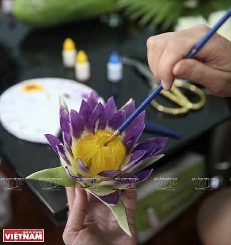 Tô màu cho hoa là bước cuối cùng để hoàn thiện một tác phẩm.