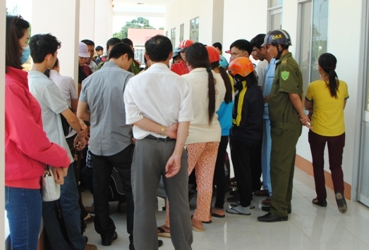 Người dân tụ tập tại bệnh viện yêu cầu làm rõ nguyên nhân tử vong của một cháu bé sau tiêm vắc-xin ở Đắk Nông vào tháng 12-2015 - Ảnh: C. Nguyên