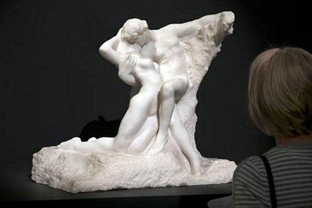 Tượng Eternal Springtime của Rodin tại nhà đấu giá Sothebys ở New York. Ảnh: AP