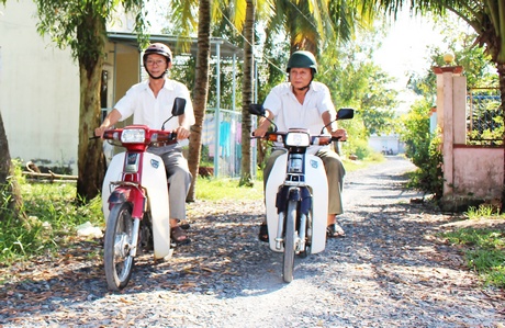 Tuyến đường dân sinh do ông Nguyễn Công Chính (phải) đứng ra vận động rải đá nâng cấp.