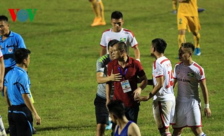 Trọng tài Hà Anh Chiến là tâm điểm gây bão dư luận với pha thổi penalty 