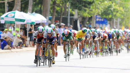  Các tay đua vào cuộc quyết liệt.