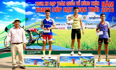  BTC trao thưởng cho các tay đua về đích chặng 3 tại TP Cao Lãnh.