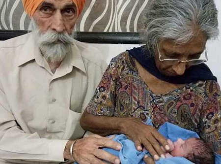 Vợ chồng Mohinder Singh Gill - Daljinder Kaur và con trai Arman mới sinh. Ảnh: Barcroft Images