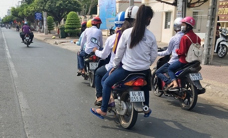 Trong ảnh là một nhóm học sinh trung học di chuyển trên đường Phạm Thái Bường (TP Vĩnh Long). Các em đã có hành vi vi phạm luật giao thông khi chở quá số người quy định, không đội mũ bảo hiểm, người điều khiển chưa đủ tuổi (nếu có). Một trong những hình ảnh buồn về ý thức tham gia giao thông của học sinh hiện nay.