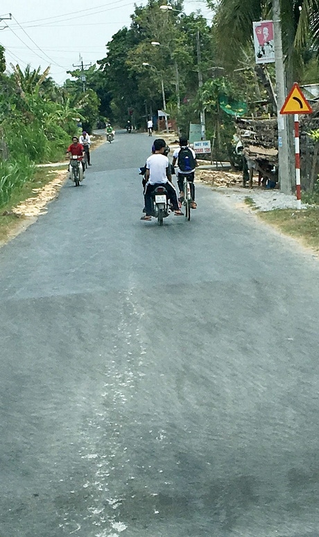 Ở một đoạn đường 904 (đoạn qua thị trấn Tam Bình), hình ảnh các em vừa chở ba, 2 em trên xe máy không đội mũ bảo hiểm, vừa dùng phương tiện đẩy một phương tiện khác, điều khiển phương tiện khi chưa đủ tuổi (nếu có). Rõ ràng, với nhiều nơi, ý thức tham gia giao thông của một bộ phận học sinh rất kém. Với các lỗi này, các em có thể bị phạt từ 1,2- 2 triệu đồng (theo Nghị định 171/2013/NĐ- CP ngày 13/11/2013 của Chính phủ quy định xử phạt vi phạm hành chính trong lĩnh vực giao thông đường bộ và đường sắt)