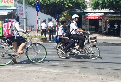 Hành vi không đội mũ bảo hiểm khi đi xe đạp điện sẽ bị xử phạt tương đương với việc không đội mũ bảo hiểm khi đi xe mô tô, gắn máy ((theo Nghị định 171/2013/NĐ- CP ngày 13/11/2013 của Chính phủ quy định xử phạt vi phạm hành chính trong lĩnh vực giao thông đường bộ và đường sắt) với mức phạt từ 100- 200.000 đồng. Đáng tiếc là hiện nay nhiều học sinh chưa nắm được quy định nên vẫn vô tư vi phạm.  