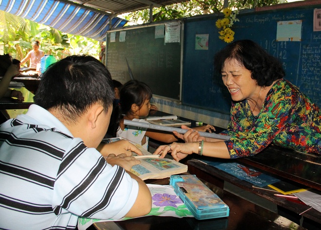 Mái hiên nhà của cô Nguyễn Thị Huỳnh Nga (Phường 8, TP. Vĩnh Long) là nơi tập trung của 38 em ở nhiều độ tuổi khác nhau. Trong đó, có nhiều em bị bệnh, tật bẩm sinh còn lại là trẻ em lang thang đường phố. Điều đáng quý trong suốt 16 năm giảng dạy ở lớp học đặc biệt này là cô không nhận một khoản thù lao nào, mà còn phát miễn phí sách vở, bút viết cho các em.