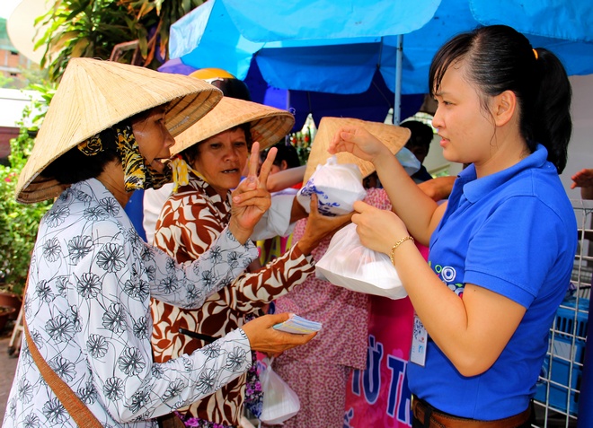 Vào ngày 12 và 28 hàng tháng, Siêu thị Co.opmart Vĩnh Long tổ chức phát 700 phần cơm, thức ăn miễn phí cho những người lao động nghèo. Kinh phí do siêu thị đứng ra vận động nhà hảo tâm. Trong đó, siêu thị sẽ góp gạo và phụ trách nấu và phát trực tiếp cho người nghèo.