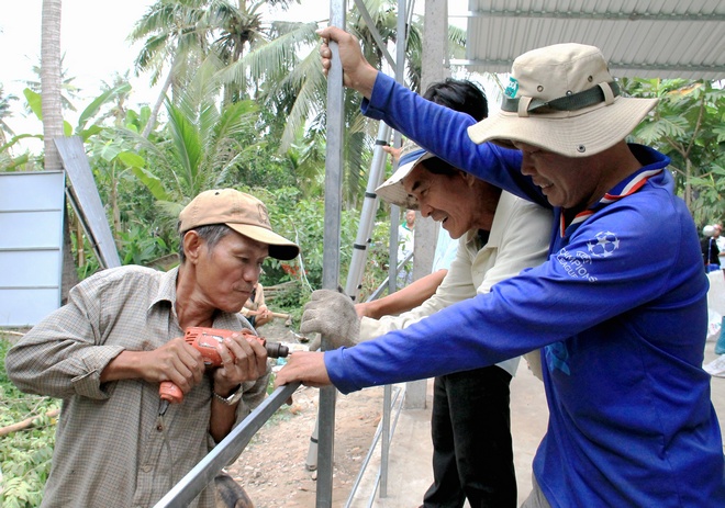 12 căn nhà được Tổ xây nhà từ thiện (Phường Trung Kiên, quận Thốt Nốt, TP.Cần Thơ) hoàn thành trên phần đất sẵn có của những hộ gia đình khó khăn thuộc xã Tân Phú (Tam Bình). Mỗi căn nhà trị giá 30 triệu đồng, trong đó 8 triệu được trích từ quỹ thi đua khen thưởng của xã, phần còn lại do các nhà hảo tâm đóng góp.