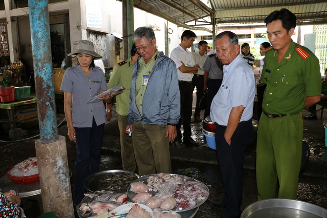 Đoàn kiểm tra tại chợ thị trấn Cái Vồn.