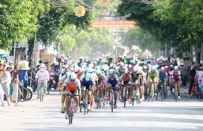 Các tay đua tranh tài qua TX Cai Lậy (Tiền Giang).
