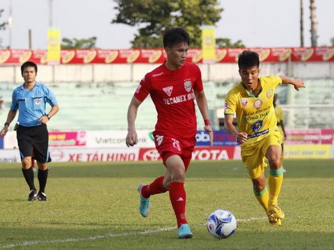 Công Vinh tiếp tục ghi bàn, góp phần mang về chiến thắng cho B.Bình Dương.Ảnh: Phạm Tuân