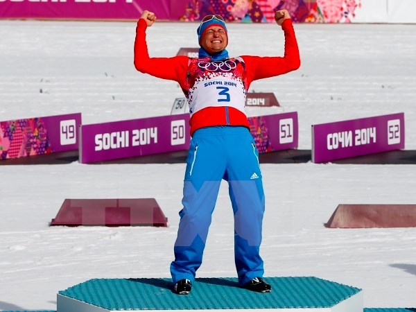 Vận động viên trượt tuyết Alexander Legkov giành huy chương vàng tại Olympic Sochi 2014. (Nguồn: EPA/TTXVN)