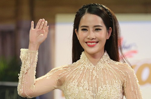 Hoa khôi Nam Em thi hát 