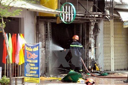 Lực lượng phòng cháy chữa cháy Quận 8 tiến hành dập lửa cửa hàng gas. (Nguồn: TTXVN phát)