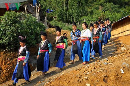 Ngay từ đầu giờ sáng, cử tri bản Tà Tổng cùng nhau xuống núi hoàn thành quyền bầu cử của mình