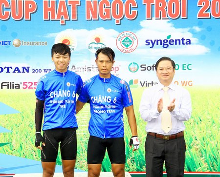  BTC trao thưởng áo xanh cho các tay đua trước giờ xuất phát chặng 7.