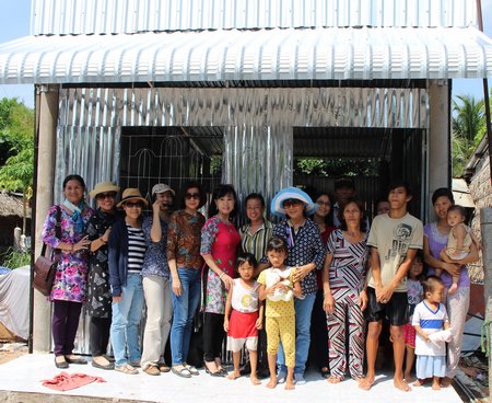 Nhóm Vòng tay yêu thương bàn giao nhà cho gia đình bà Nguyễn Thị Thu Vân.