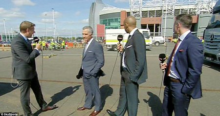 Ê-kíp bình luận của Sky Sports bên ngoài sân Old Trafford