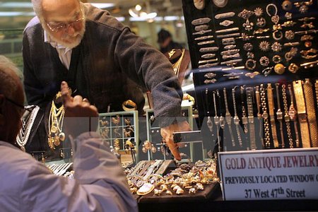Tại cửa hàng bán đồ kim hoàn ở New York (Mỹ). (Nguồn: AFP/TTXVN)