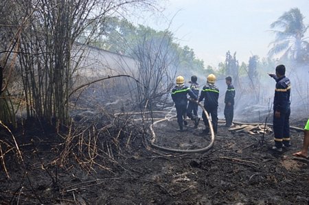 Hiện trường vụ cháy đồng cỏ, khiến nhiều dân trong nhà trọ bỏ chạy.