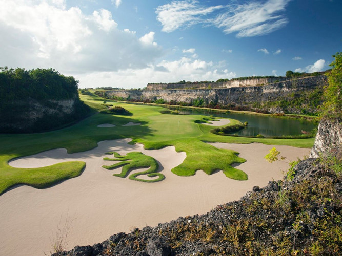 Sandy Lane là một khu nghỉ mát ở vùng Caribbean phổ biến dành cho giới thượng lưu trong nhiều năm. Sân golf được thiết kế bởi Tom Fazio với độ cao thay đổi ấn tượng và view nhìn ra biển.