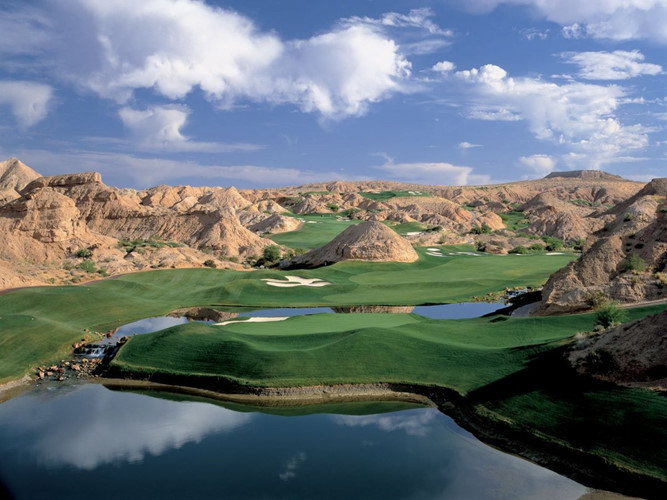  Sân golf Creek Wolf, nằm ở Mesquite, Nevada luôn có tên trong danh sách những sân golf tuyệt vời nhất thế giới với địa thế nằm bên hẻm núi. Người chơi sẽ tha hồ ngắm cảnh 360 độ, thay đổi độ cao khác nhau với địa hình gồ ghề ở đây.