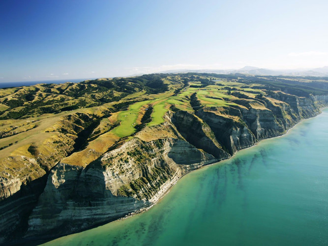 Sân golf The Cape Kidnappers được thiết kế bởi kiến trúc sư sân golf huyền thoại Tom Doak. Các lỗ ở đây được đặt bên những vách đá thẳng đứng ngay sát mép Thái Bình Dương.