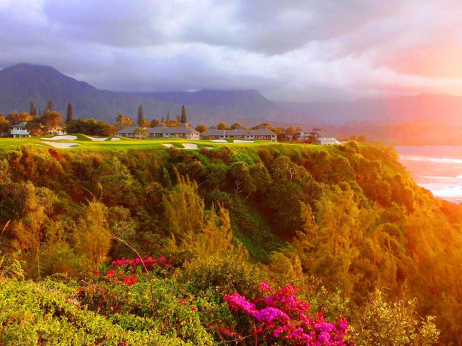 Sân golf Princeville Makai Golf Course ở Princeville, Hawaii, được thiết kế bởi Robert Trent Jones, Jr. và có tầm nhìn ra cảnh quan tuyệt đẹp trên Vịnh Hanalei.