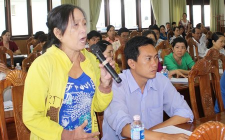 Cử tri TX Bình Minh quan tâm đến chính sách hỗ trợ hộ nghèo.