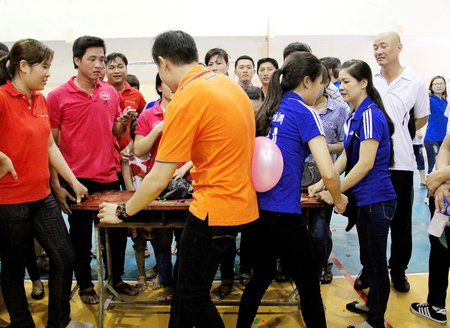  Thi đấu ép bong bóng.