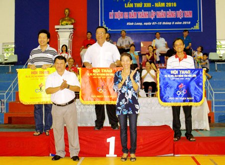  BTC giải trao thưởng giải toàn đoàn.
