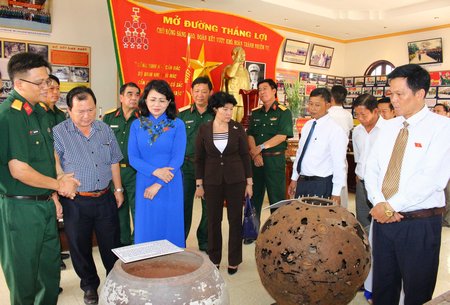  Tham quan hiện vật tại nhà truyền thống