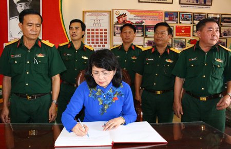 Phó chủ tịch nước- Đặng Thị Ngọc Thịnh ghi cảm tưởng khi tham quan nhà truyền thống