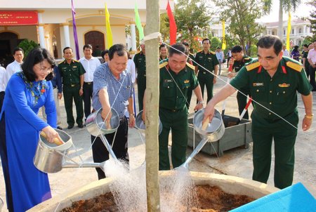 Phó Chủ tịch nước- Đặng Thị Ngọc Thịnh cùng lãnh đạo tỉnh trồng cây lưu niệm