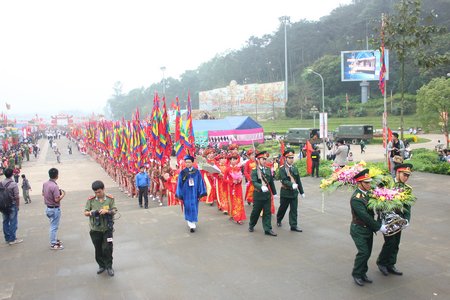  Cần giữ gìn, tôn vinh những giá trị truyền thống dân tộc. Ảnh: Giỗ Tổ vua Hùng tại Đền Hùng- Phú Thọ.