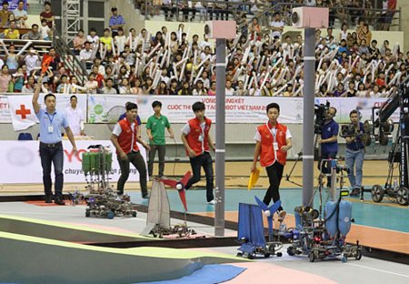 Chung kết Robocon 2016 là sự tranh tài giữa hai 