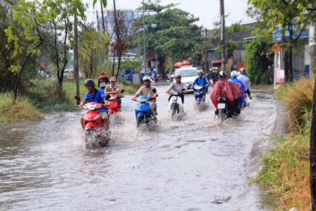 Đường Linh Đông (quận Thủ Đức) cũng bị ngập sâu sau cơn mưa lớn  